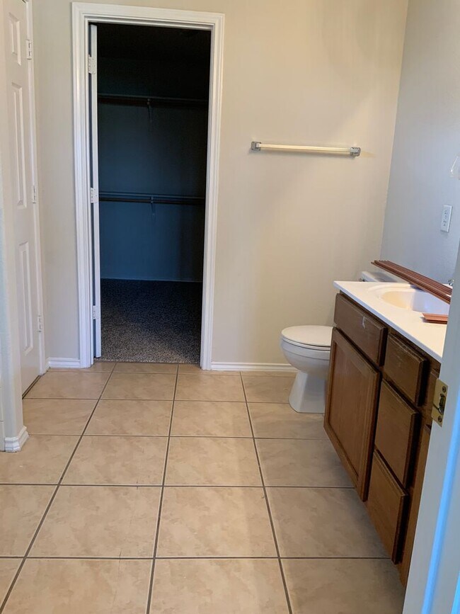 Building Photo - 2 Story 3 Bedroom 2 Bath 2 Week Free Move ...