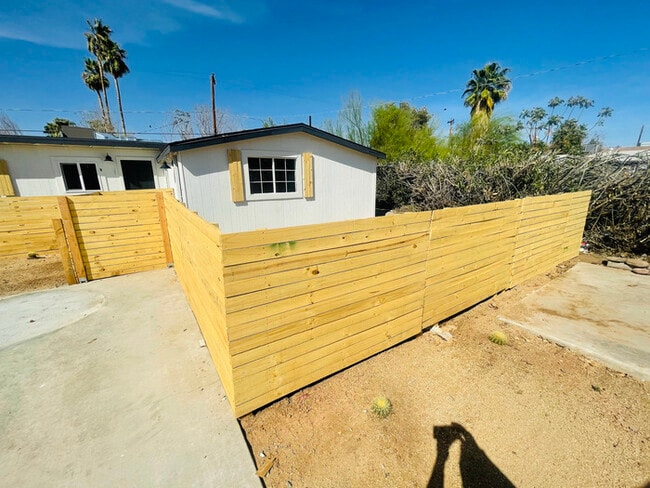 Building Photo - 2 bedroom townhome newly renovated ready f...