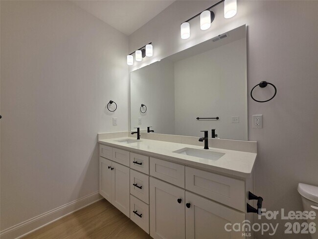 Building Photo - 418 S Shaver St