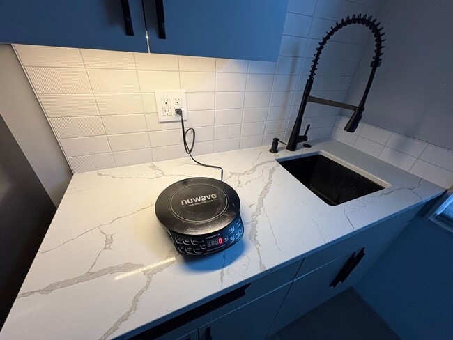 Building Photo - One bedroom apartment on Bend's SW side. E...