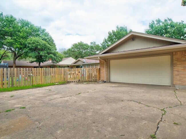 Building Photo - 1405 Yarborough Dr