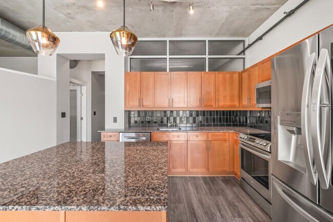 Building Photo - Stylish Uptown 2BD Condo with Balcony, Par...