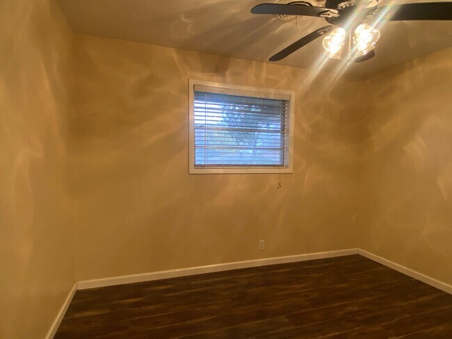 Building Photo - 3 BEDROOM NEAR BONHAM MIDDLE SCHOOL, EASY ...