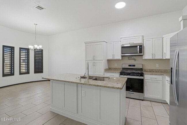 Building Photo - 13817 Summer View Ave