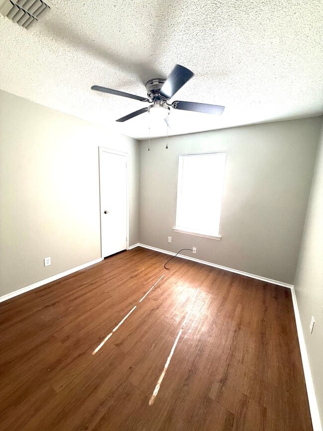 Building Photo - ** 3 Bed 2 Bath located in Regency Park ** call 334-366-9198 to schedule a self showing