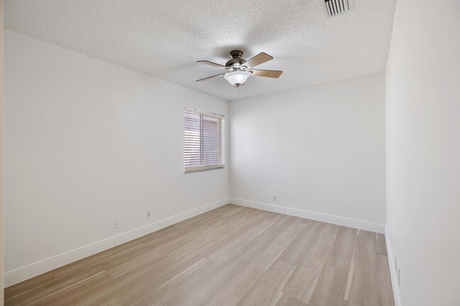 Building Photo - 3800 Woodfield Dr