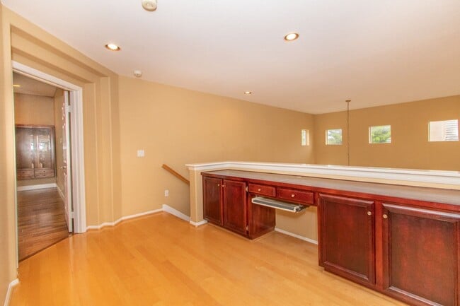 Building Photo - Beautiful + Spacious 4 bedroom/3 bath/3 Ca...