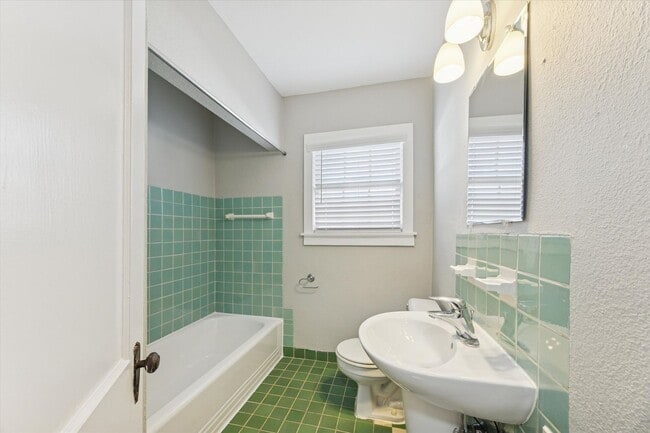 Building Photo - 1810/1812 W. Alabama St Apartments