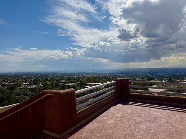 Building Photo - Sandia Heights Gem