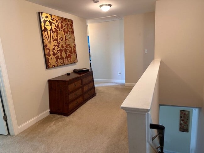 Building Photo - 4 Bedroom, 2.5 bath home in Mimosa Bay Com...