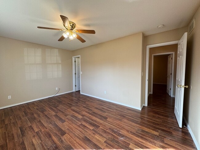 Building Photo - Freshly Painted Beautiful 3 Bedroom, 2 Bat...