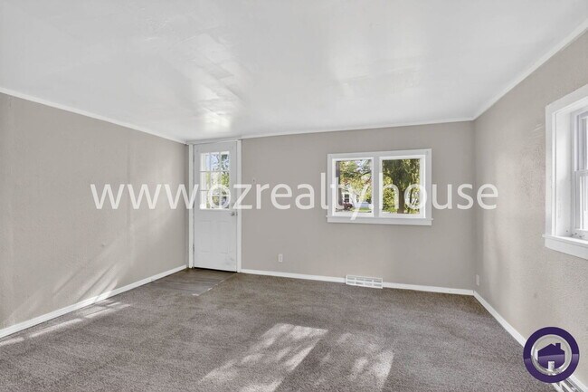 Building Photo - 564 Williamsville Ave
