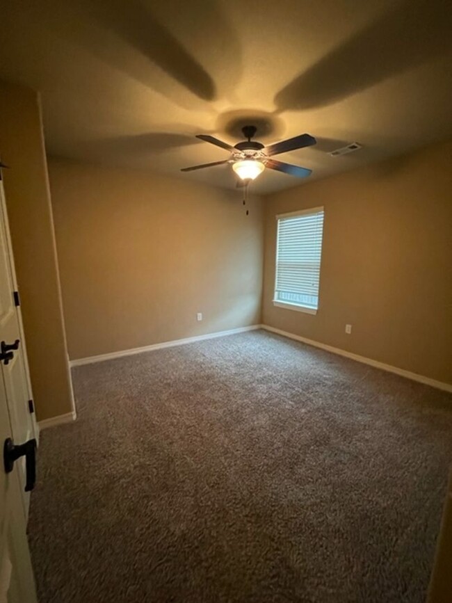 Building Photo - Stunning 3-Bedroom, 2-Bathroom Single Fami...