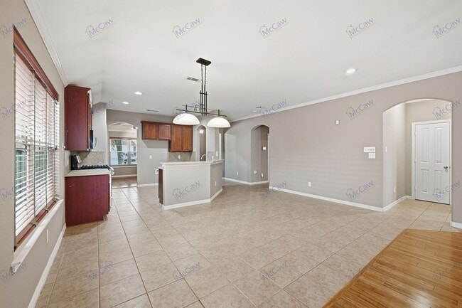 Building Photo - 604 Creekside Dr