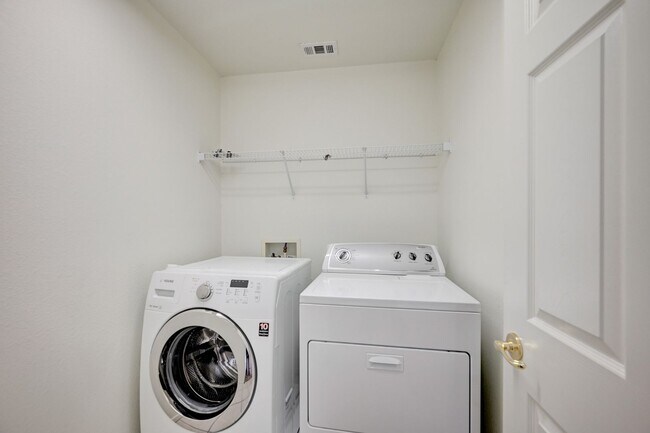 Building Photo - Beautiful 3 bedroom/2.5 baths located acro...
