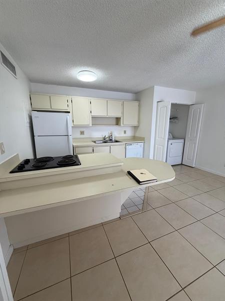 Building Photo - 645 Executive Center Dr