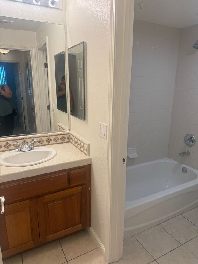 Building Photo - Stunning 2-bedroom, 2-bathroom townhouse