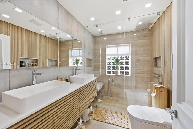 Building Photo - 3401 NE 165th St