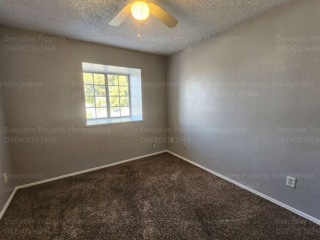 Building Photo - Charming 3 bedrooms/ 2.5 bathroom home.