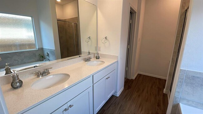 Building Photo - 204 Bronco Billy Dr