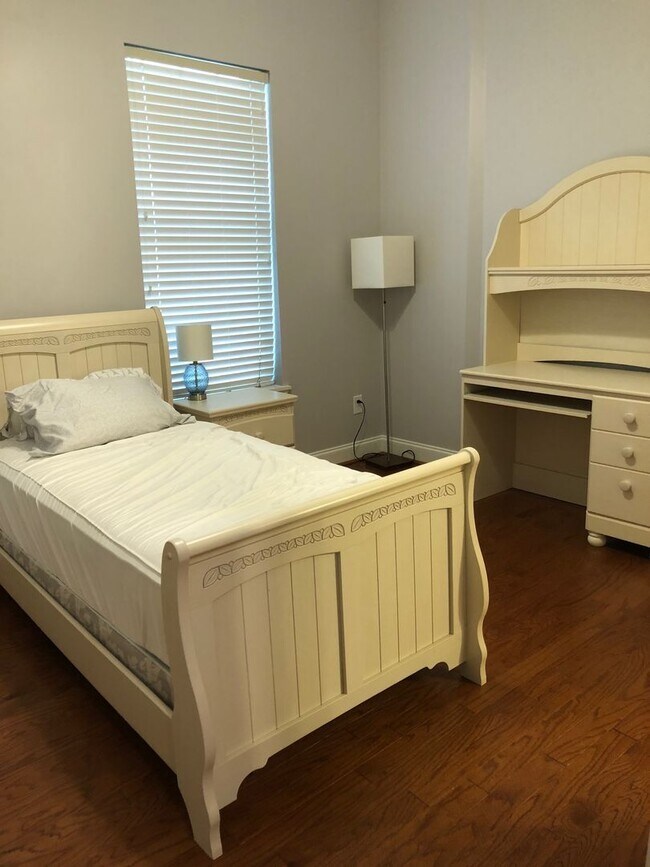 Building Photo - Luxury 2 Bedroom 2 Bath Near USC