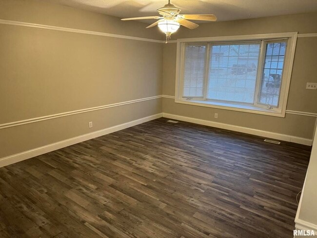 Building Photo - 1868 Kings Dr