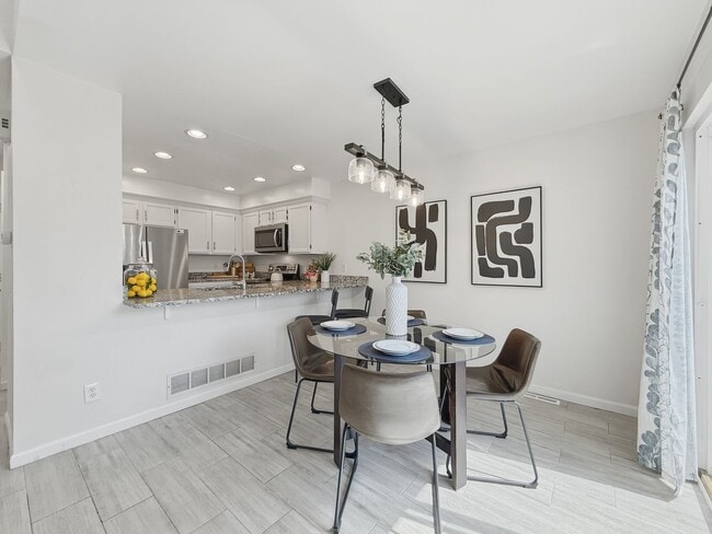 Building Photo - Move-In Ready Townhome!