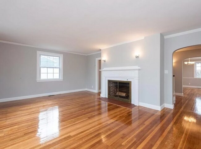 Building Photo - 3 Bed Home with a Yard and Garage! Available for July!