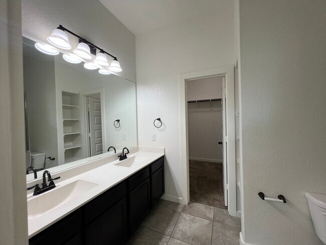 Building Photo - Luxury 3/2 duplex in NBTX