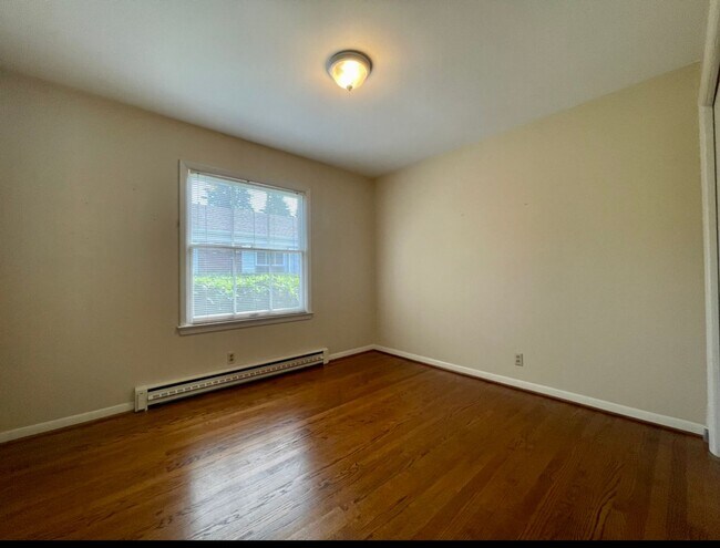 Building Photo - Stunning Two-bedroom In SW Portland~ Great...