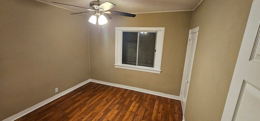 Building Photo - 522 W Florence Ave