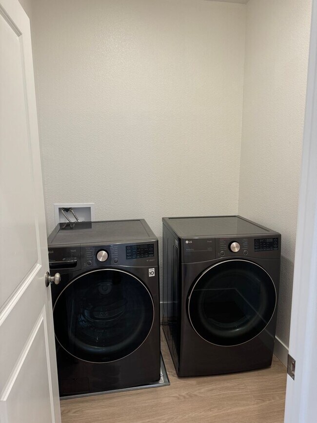 Building Photo - 3 BR/3BA | Newly Renovated Single Family Home | Front Yard| In Sacramento!