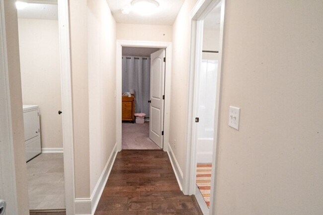 Building Photo - 4 Bedroom 3 Bathroom Ranch