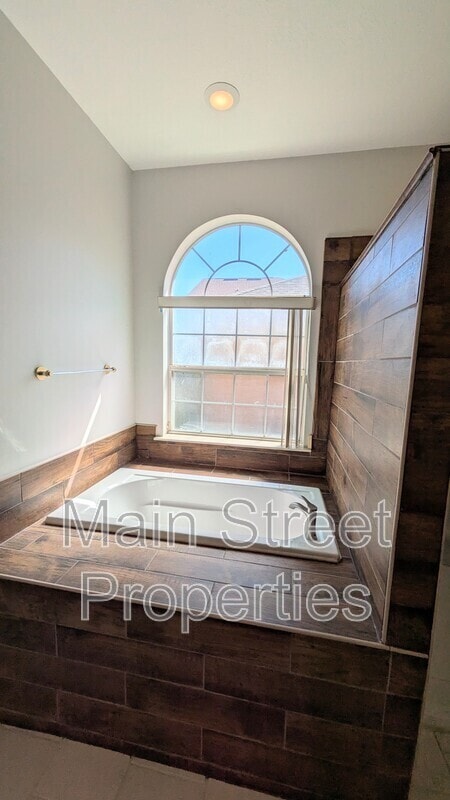 Building Photo - 2083 Downing Dr