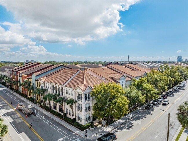 Building Photo - 2410 W Azeele St