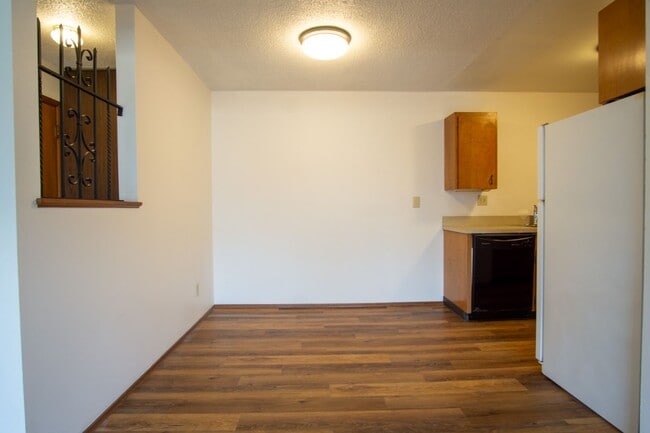 Building Photo - FREE RENT HERE! Close in NE-2 Bedroom, 1.5 Bath Ready Now!