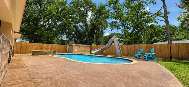 Building Photo - 13914 Bonnington Dr