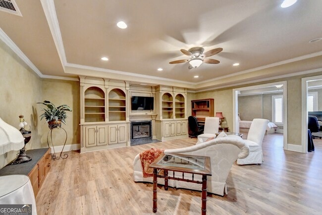 Building Photo - 8910 Pinehurst Cove