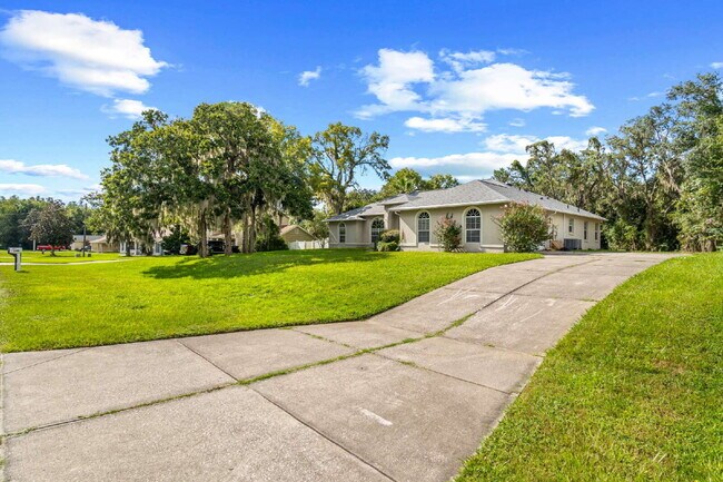 Building Photo - Beautiful 3-Bedroom Home with Private Setting & Open Floor Plan