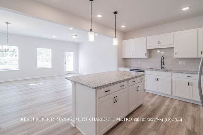 Building Photo - Modern Brand-New Built 3BR Townhome Near Uptown