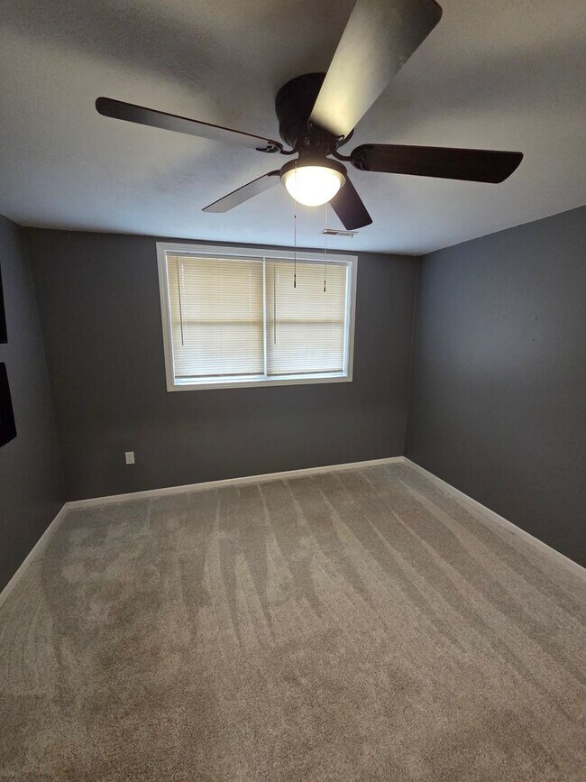 Building Photo - 3 bed 1.5 bath, 2 car garage, fenced in backyard, newly remodeled