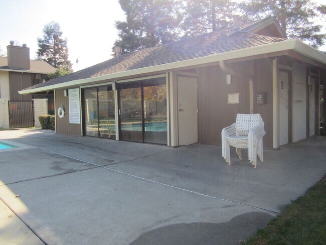 Building Photo - 2400 Shadow Ln