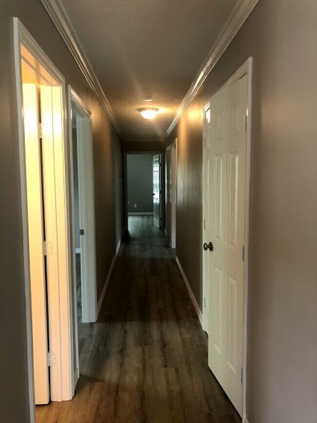Building Photo - Room For Rent