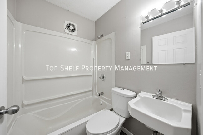 Building Photo - 2427 Welbeck Rd