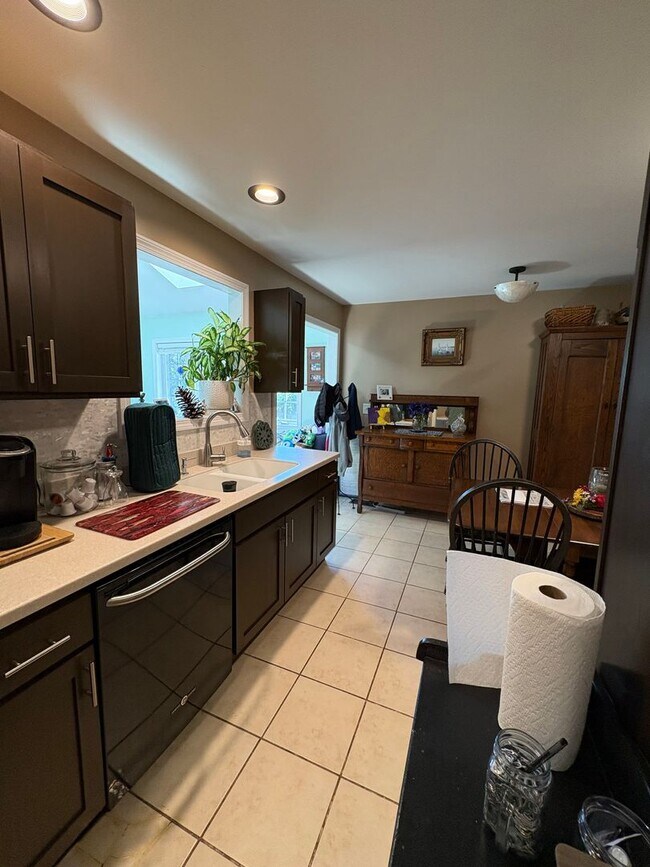 Building Photo - 2 Bed - 1.5 Bath: Single Family in New Lon...