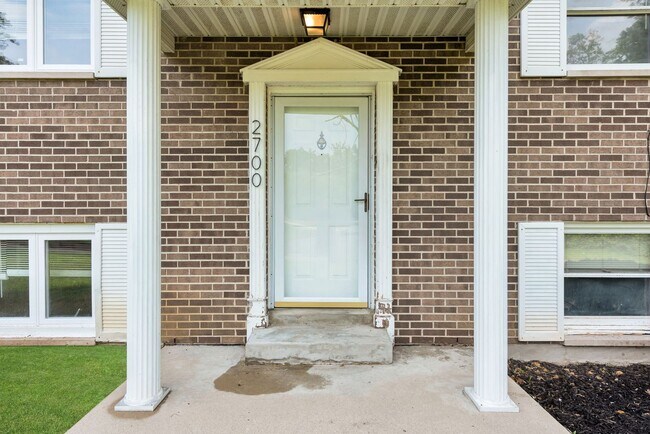 Building Photo - 2700 Queenswood Dr