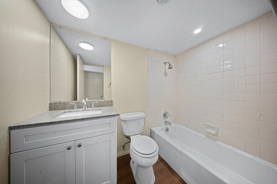 Building Photo - 208 E Starr Ave