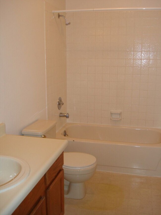Building Photo - Great Sunny upstairs 2bed with washer&dryer