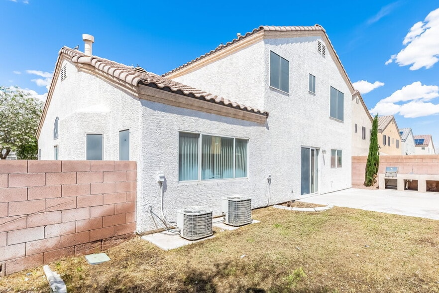 Building Photo - 2205 Royal Caribbean Ave