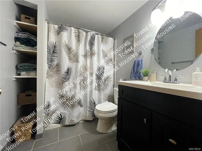 Building Photo - 191 Helen St